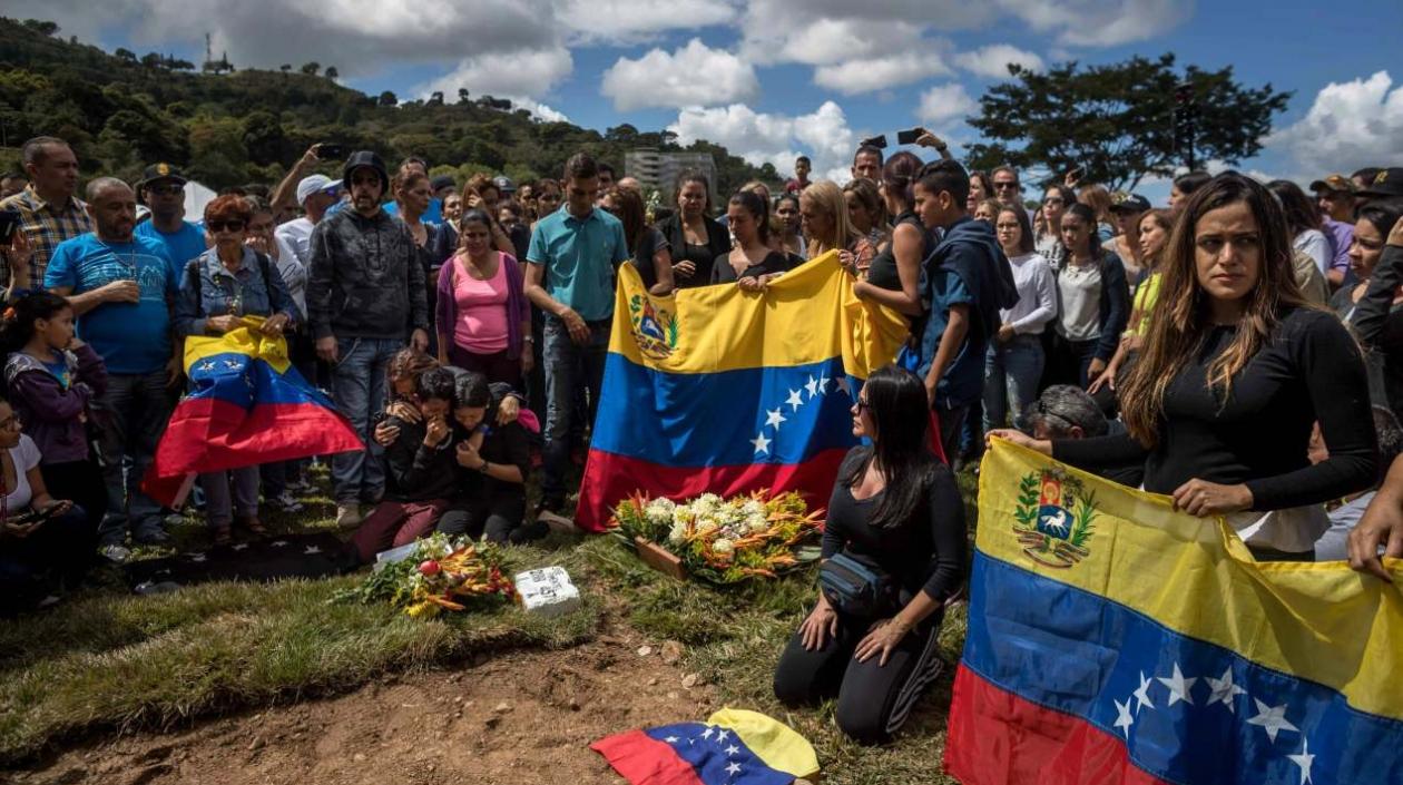 Más de 100 personas acompañaron en un Cementerio del Este de Caracas militarizado a los familiares de Agostini y Díaz Pimentel.