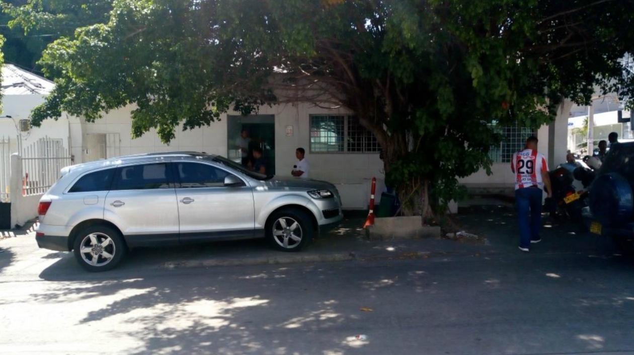 En este vehículo se bajaba el gerente con sus escoltas cuando fue interceptado por los ladrones.