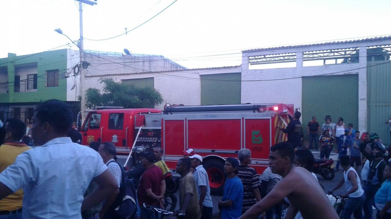 Las máquinas del Cuerpo de Bomberos llegaron a atender la emergencia.