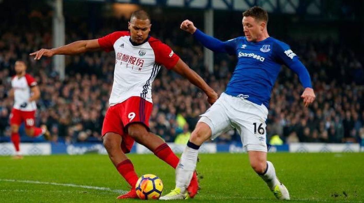 Acción de Salomón Rondón y James McCarthy.