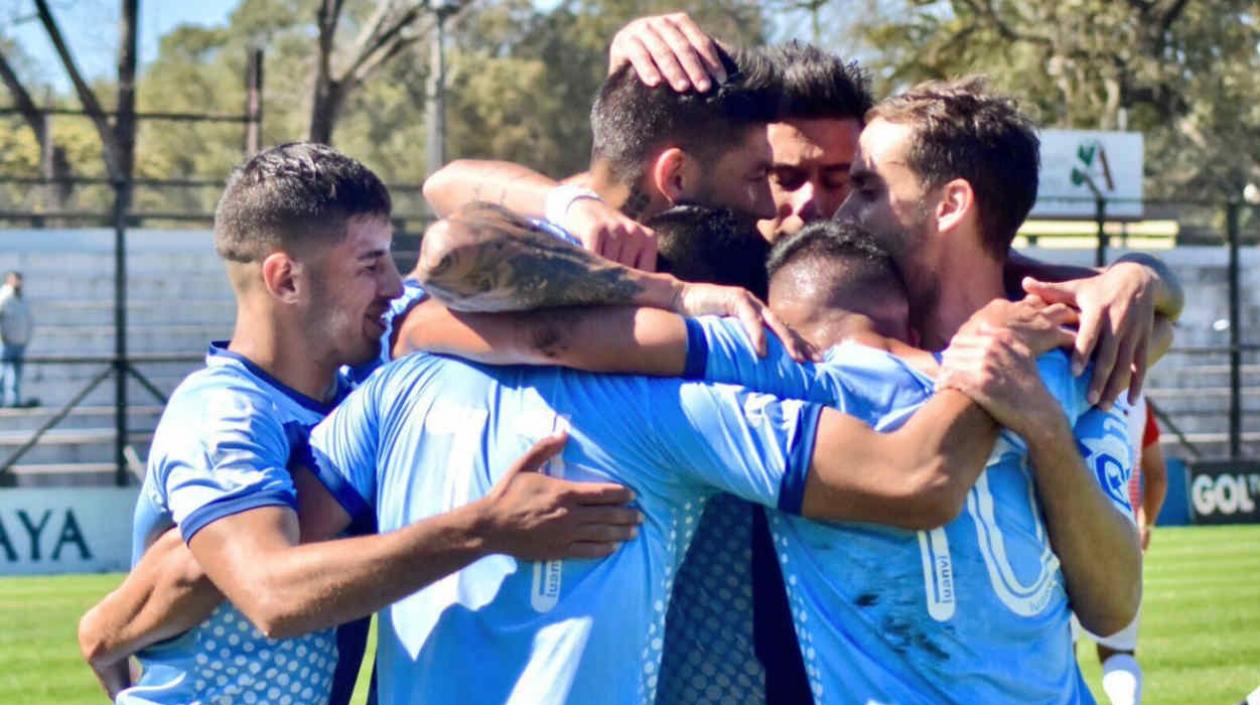 Jugadores del Torque se abrazan tras conseguir un gol. 