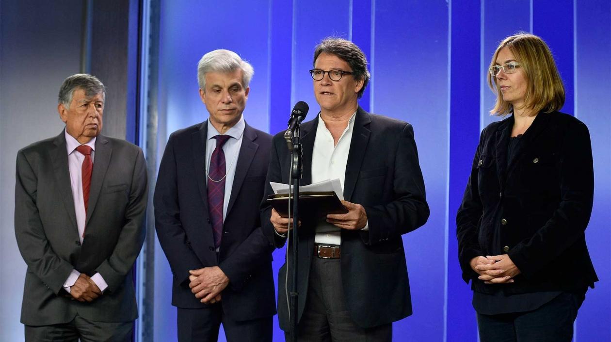 Gustavo Bell junto a la delegación de paz del Gobierno Nacional.