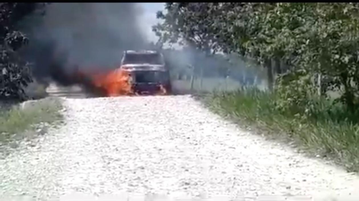 El vehículo incinerado por disidentes de las FARC a sus propios camaradas.