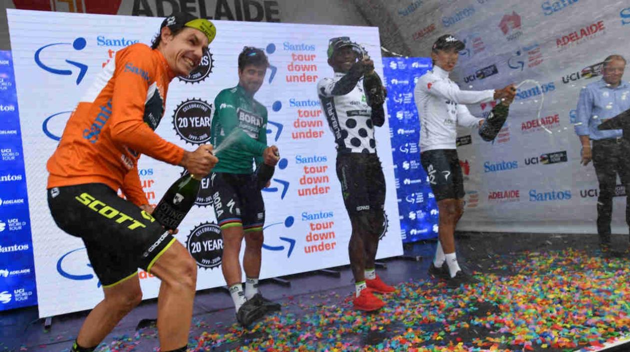 Daryl Impey celebra junto a Peter Sagan, Nickolas Dlamini y Egan Bernal. 