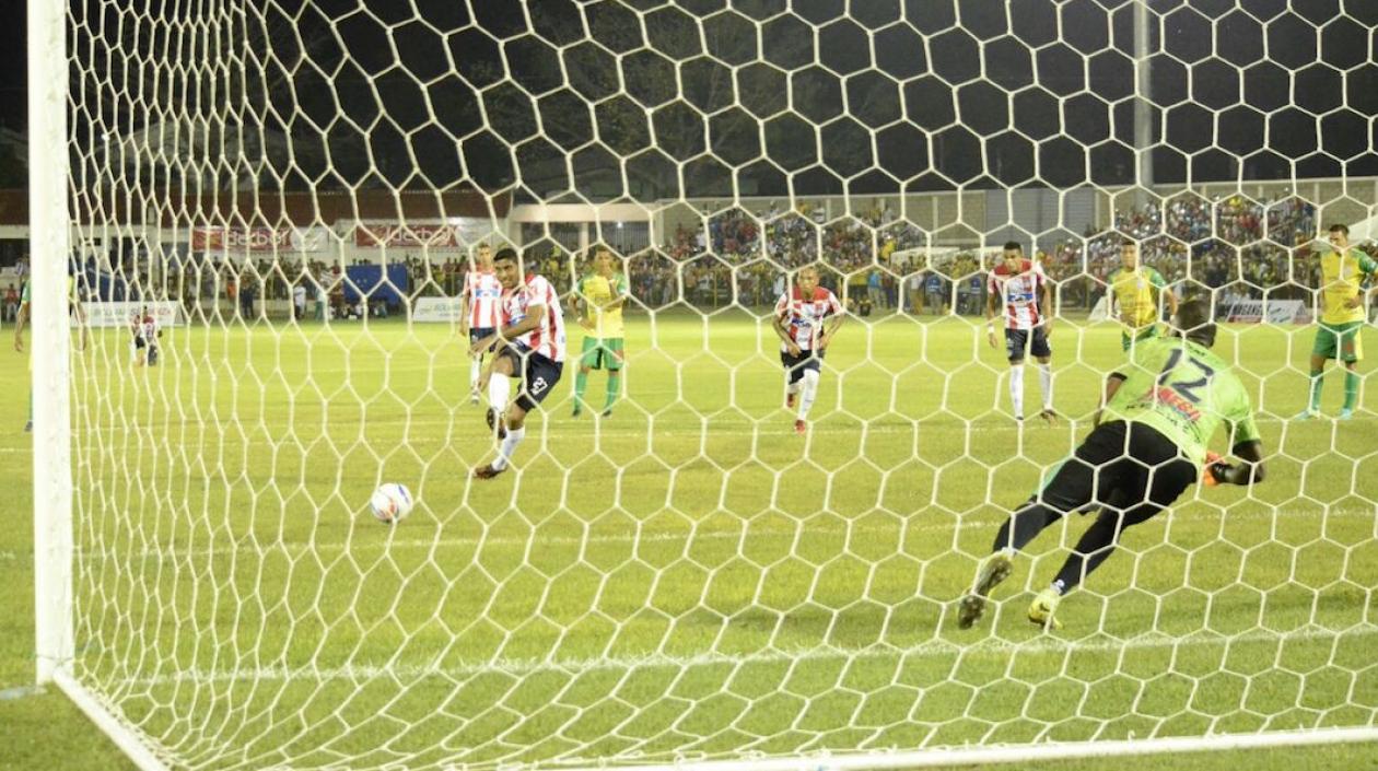 Impecable cobro de Luis Carlos Ruiz para empatar el partido.