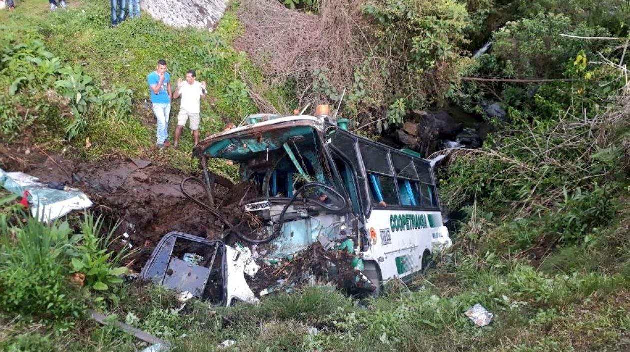 Así quedó el bus después del accidente.
