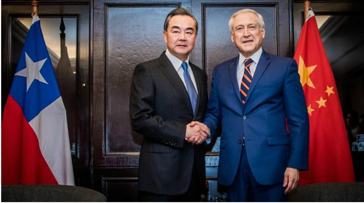 Canciller de Chile, Herlando Muñoz (d), junto a su homólogo chino, Wang Yi (i), durante la segunda reunión ministerial del Foro de la Celac y China, que se celebra hoy en Santiago.