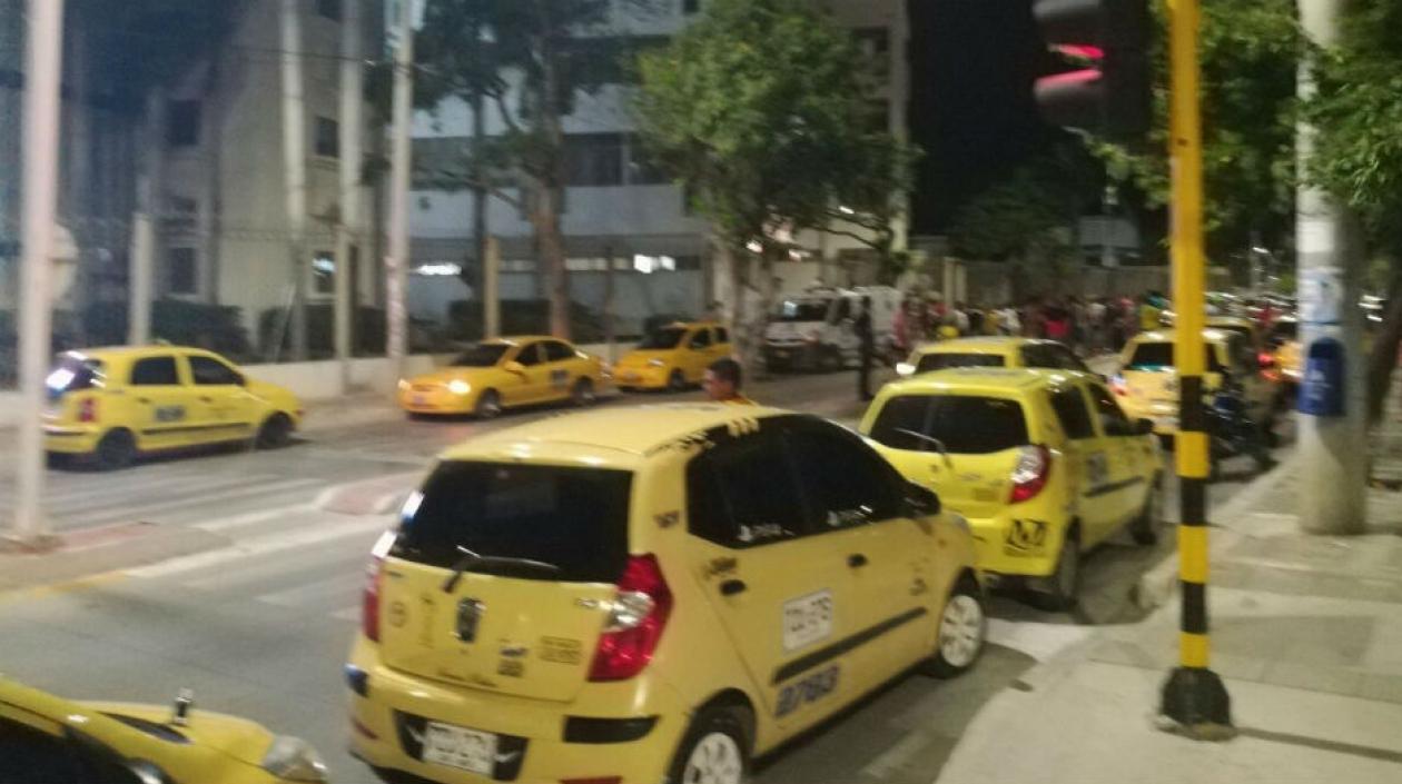 Los taxistas rodearon la clínica.
