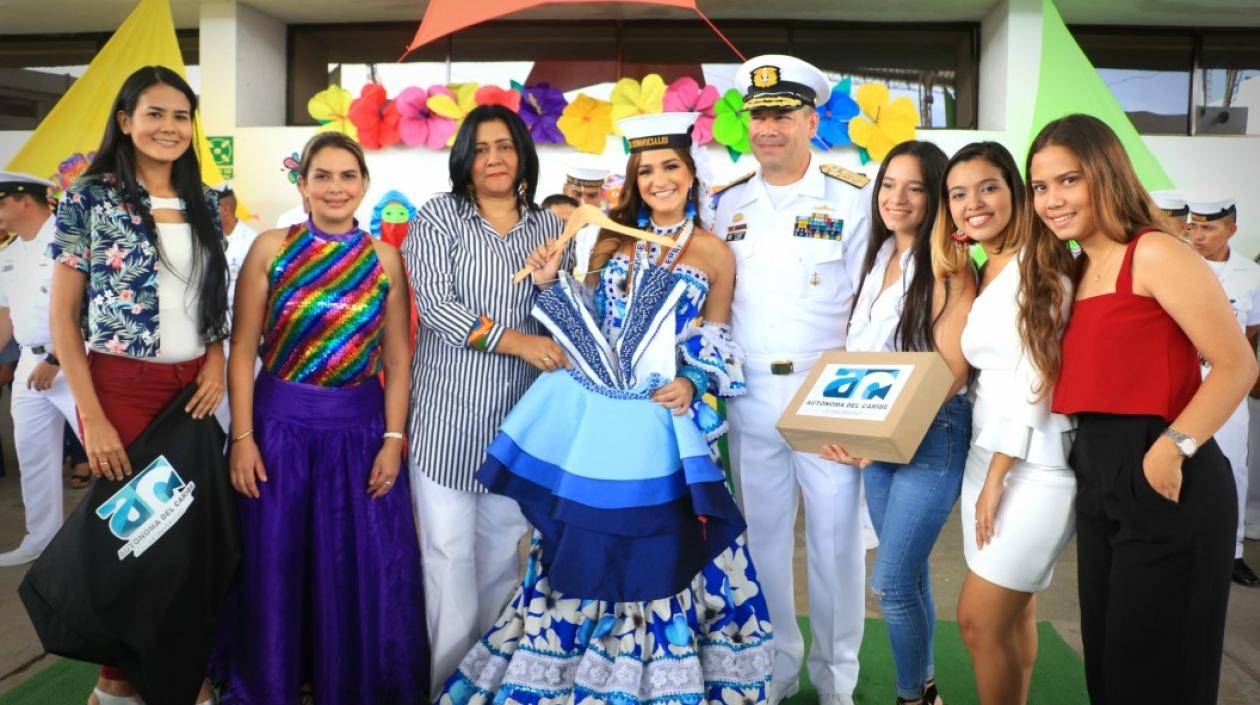 Estudiantes de Diseño de Modas le entregan el vestuario a la reina Valeria.