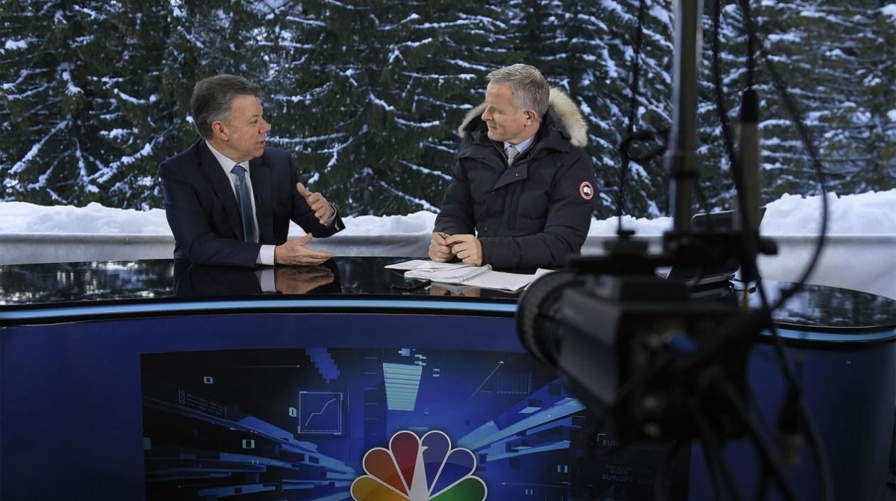 Presidente Juan Manuel Santos en una entrevista con la CNBC.