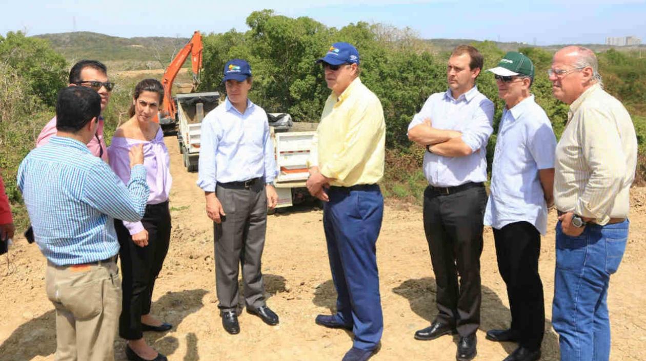 Ramón Jesurun con funcionarios de la FCF y de la Alcaldía de Barranquilla. 
