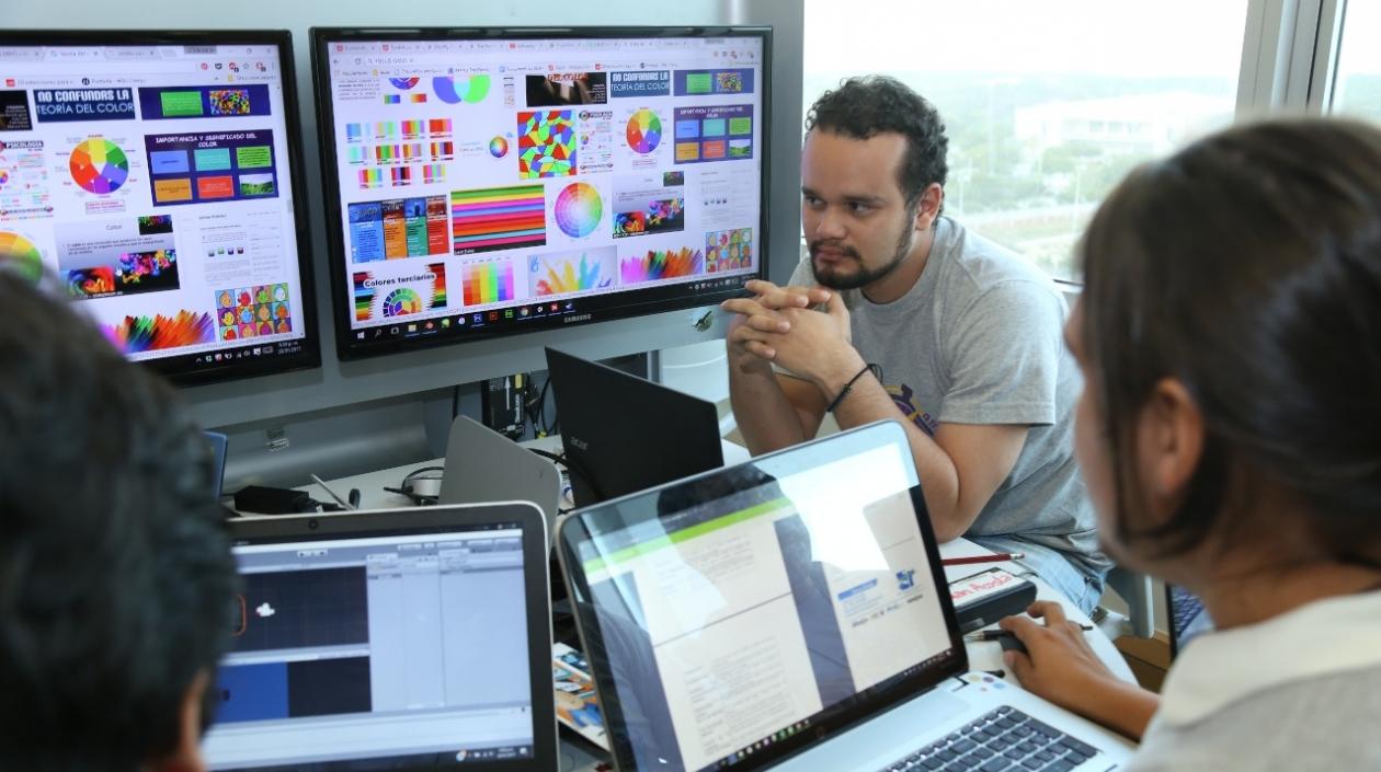 El evento reúne a personas con todo tipo de habilidades, entre ellos diseñadores, programadores, ingenieros y músicos.