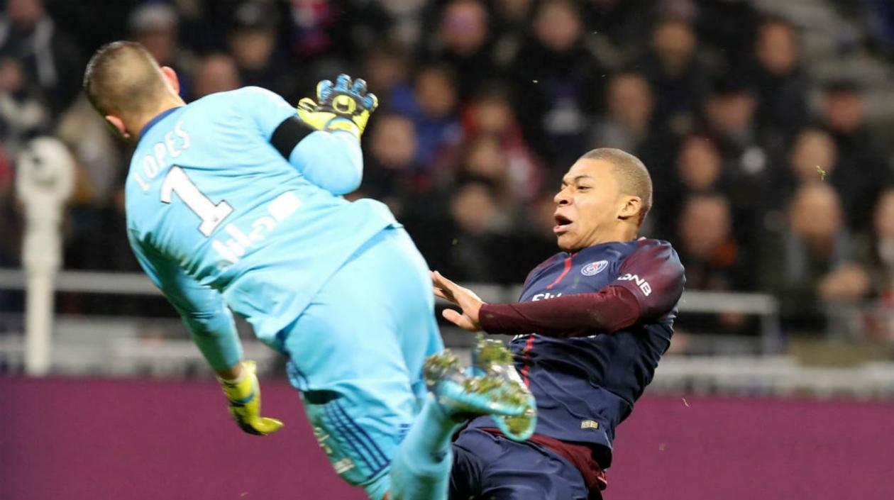 Kylian Mbappe chocando contra el arquero Lopes. 