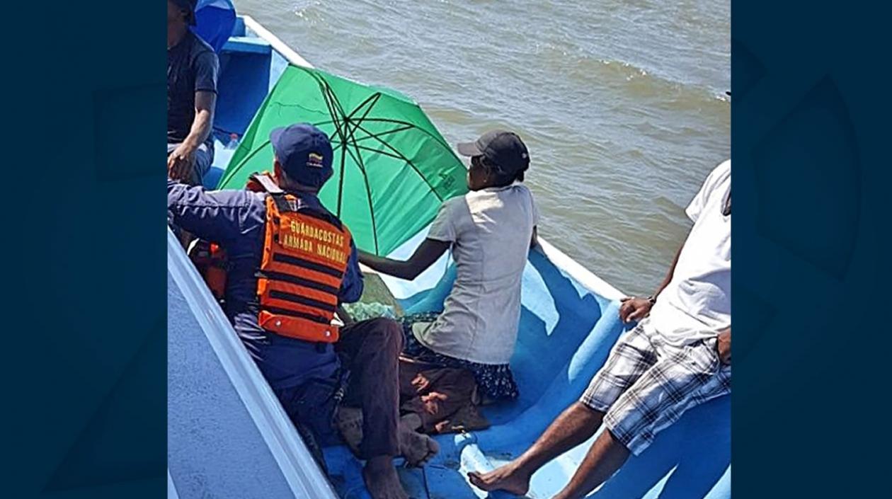 Los rescatados fueron trasladados junto a su embarcación al corregimiento de Santa Ana.