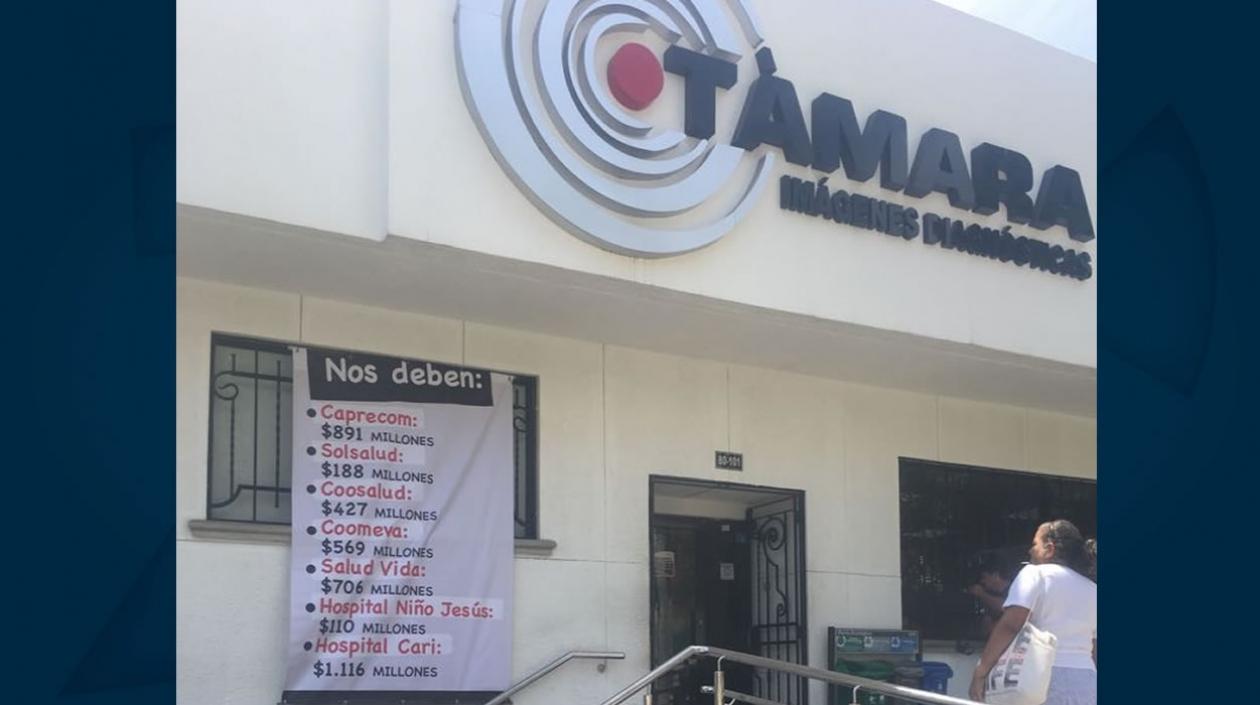 El cartel de los morosos a la entrada de la empresa.