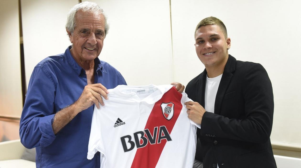 Quintero al lado del presidente de River Plate, Rodolfo Donofrio.