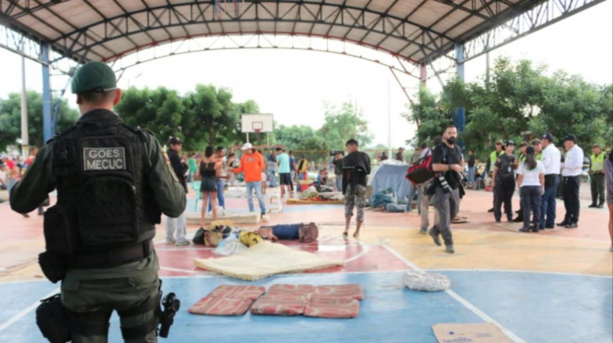 El llamado "Hotel Caracas", polideportivo donde dormían cientos de venezolanos fue desalojado.