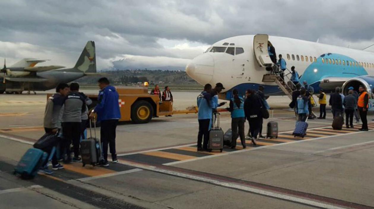 Jugadores del Macará. bajando dela avión en Cúcuta. 