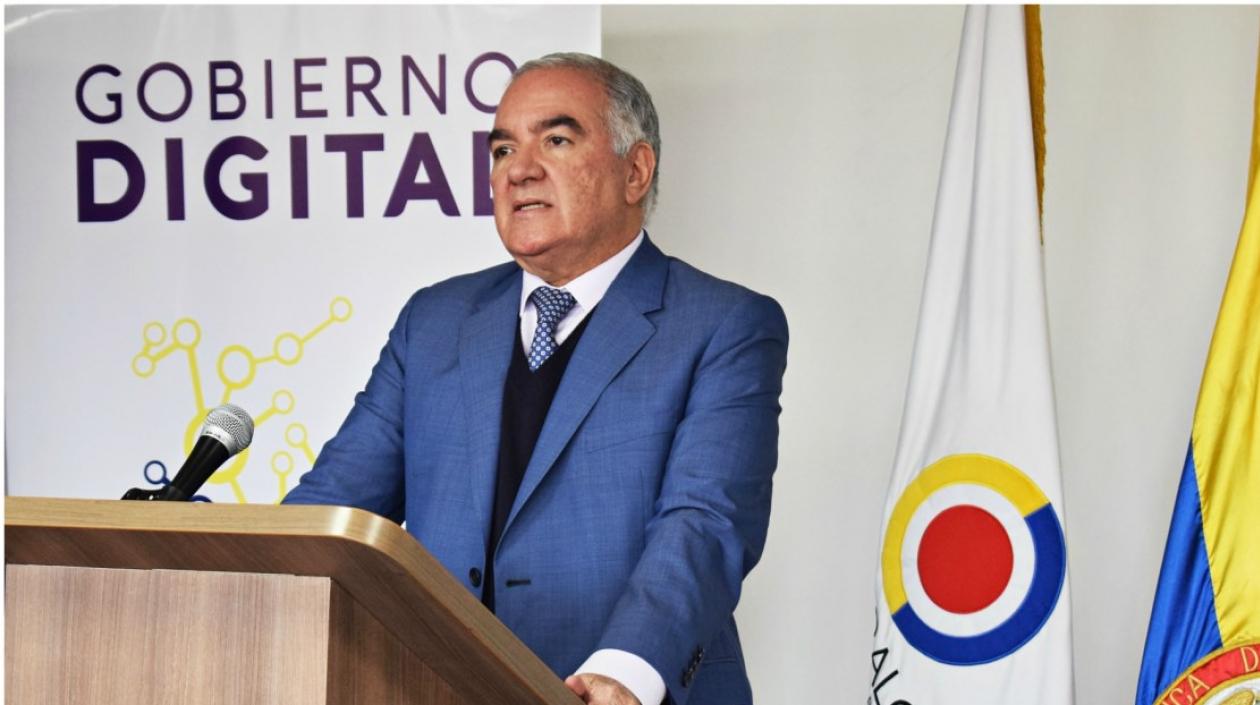 Edgardo Maya Villazón, contralor general.