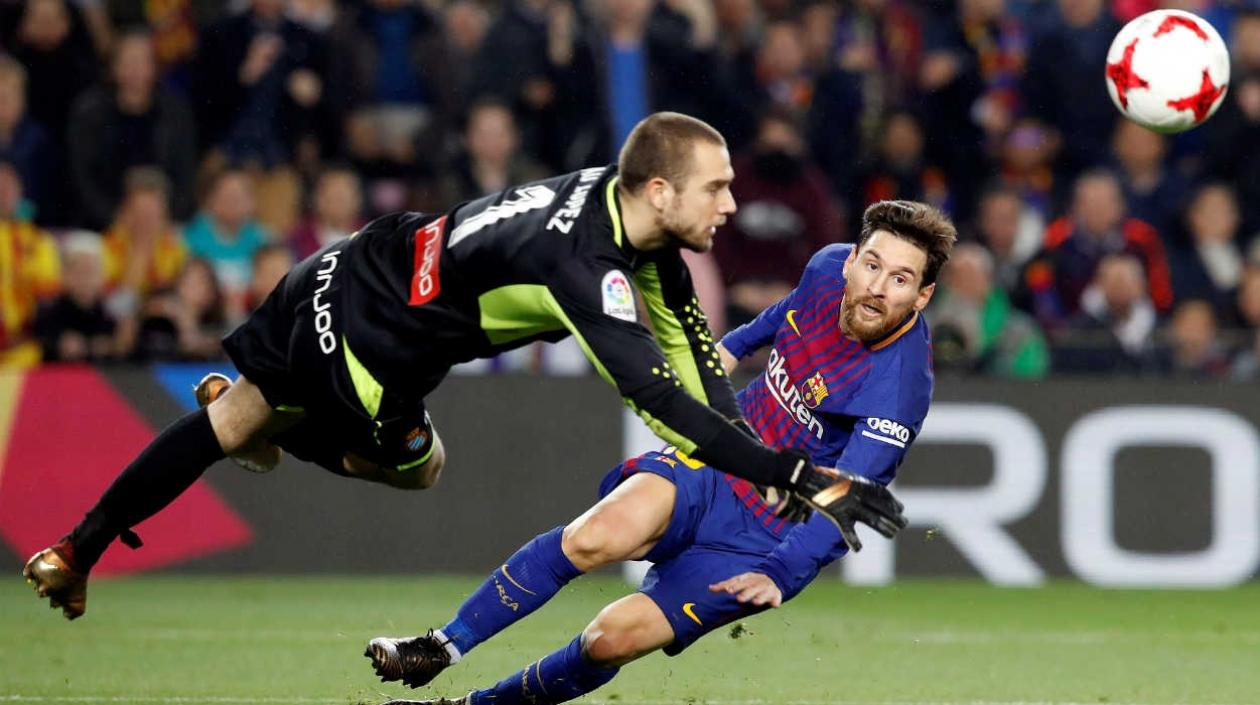 Lionel Messi disputa la pelota con el arquero Pau López del Espanyol. 