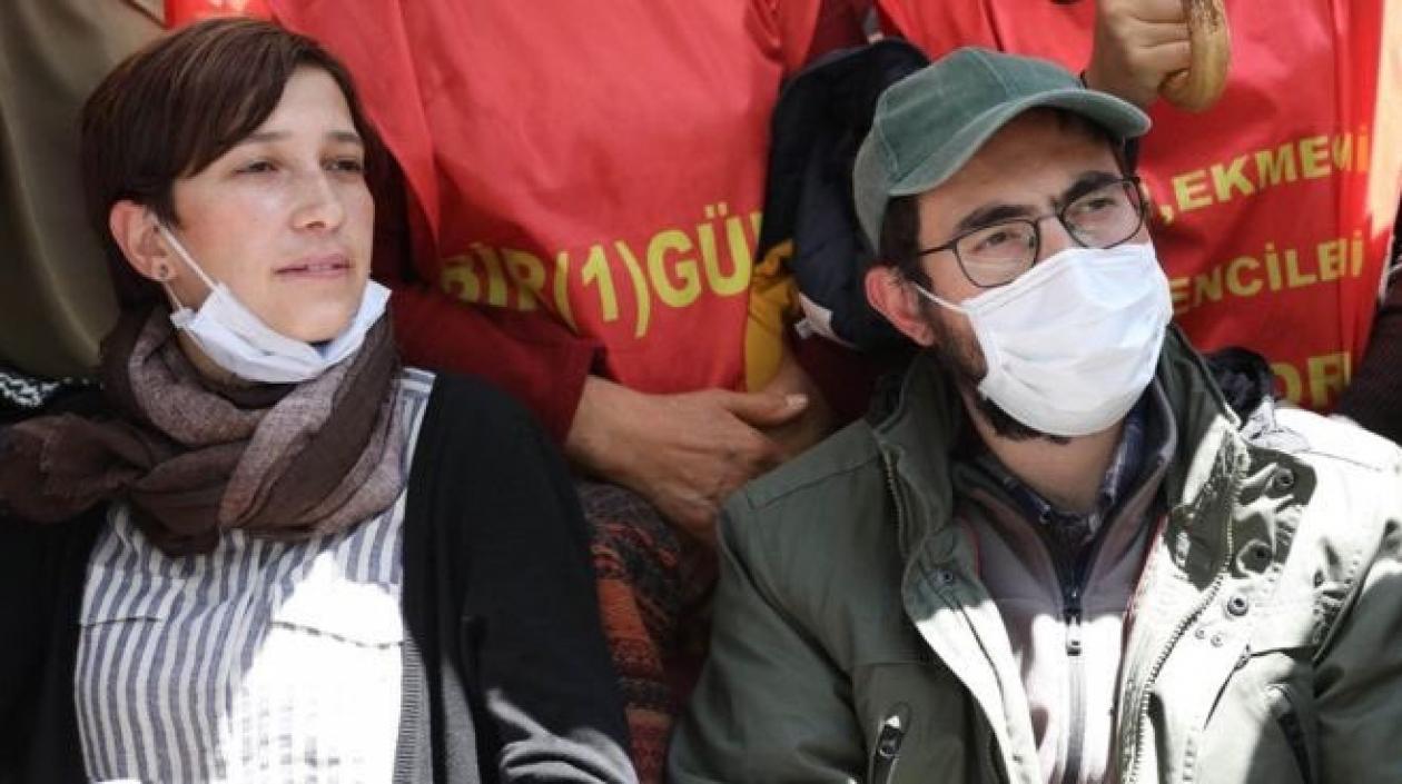 La académica Nuriye Gülmen y el maestro de colegio Semih Özakça.