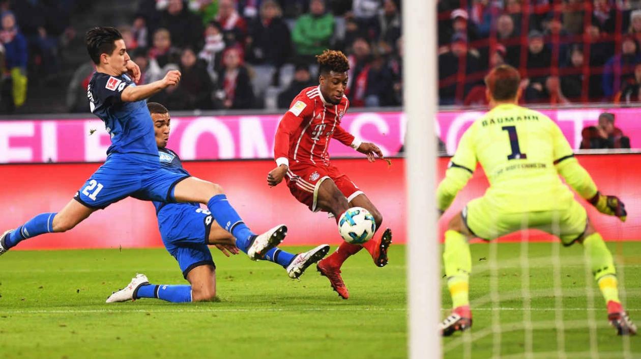 Kingsley Coman sale de la marca de dos defensores para anotar un gol. 