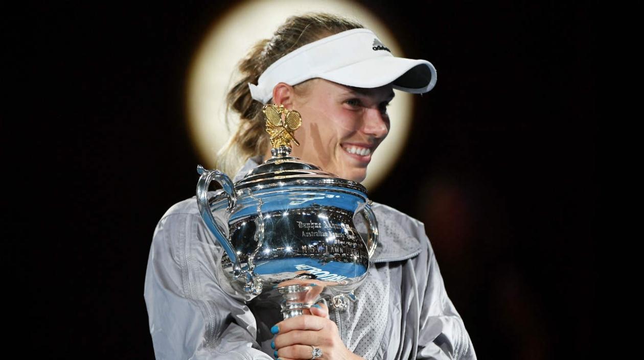 Caroline Wozniacki con el trofeo de Australia. 