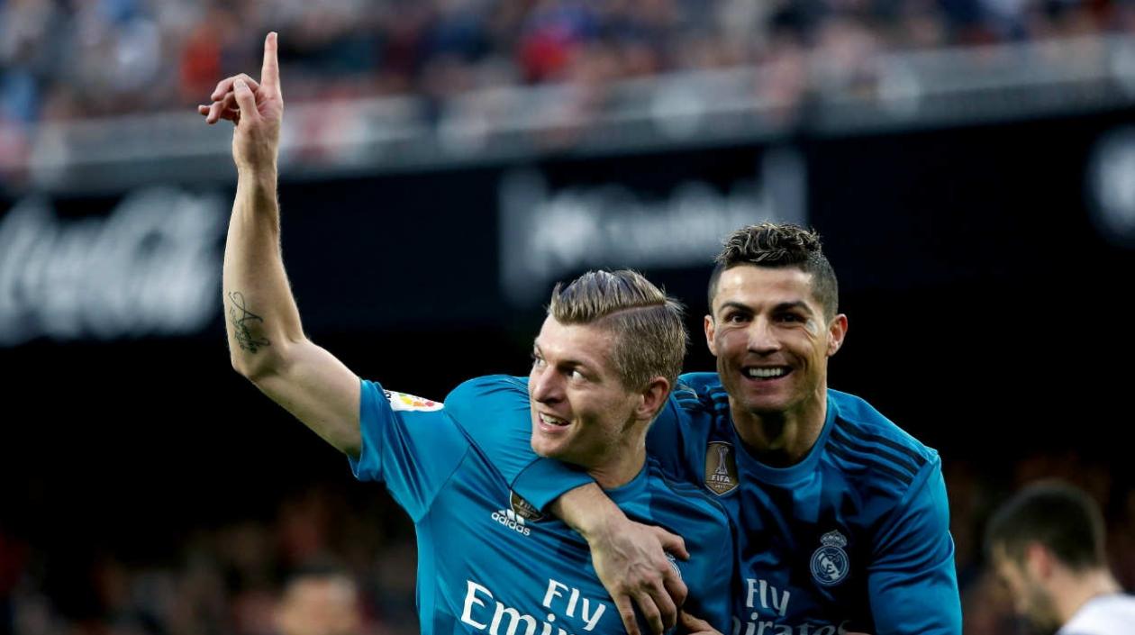 Toni Kroos festeja un tanto con Cristiano Ronaldo. 
