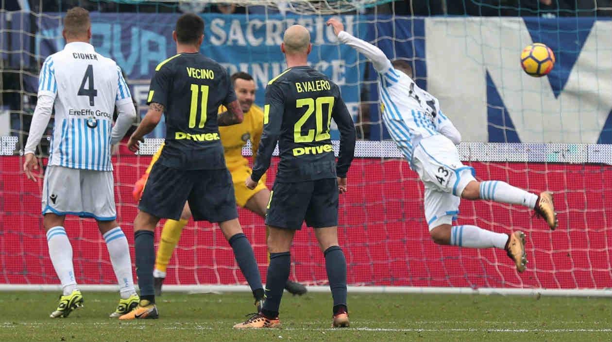 Alberto Paloschi anota el gol del empate ante el Inter. 