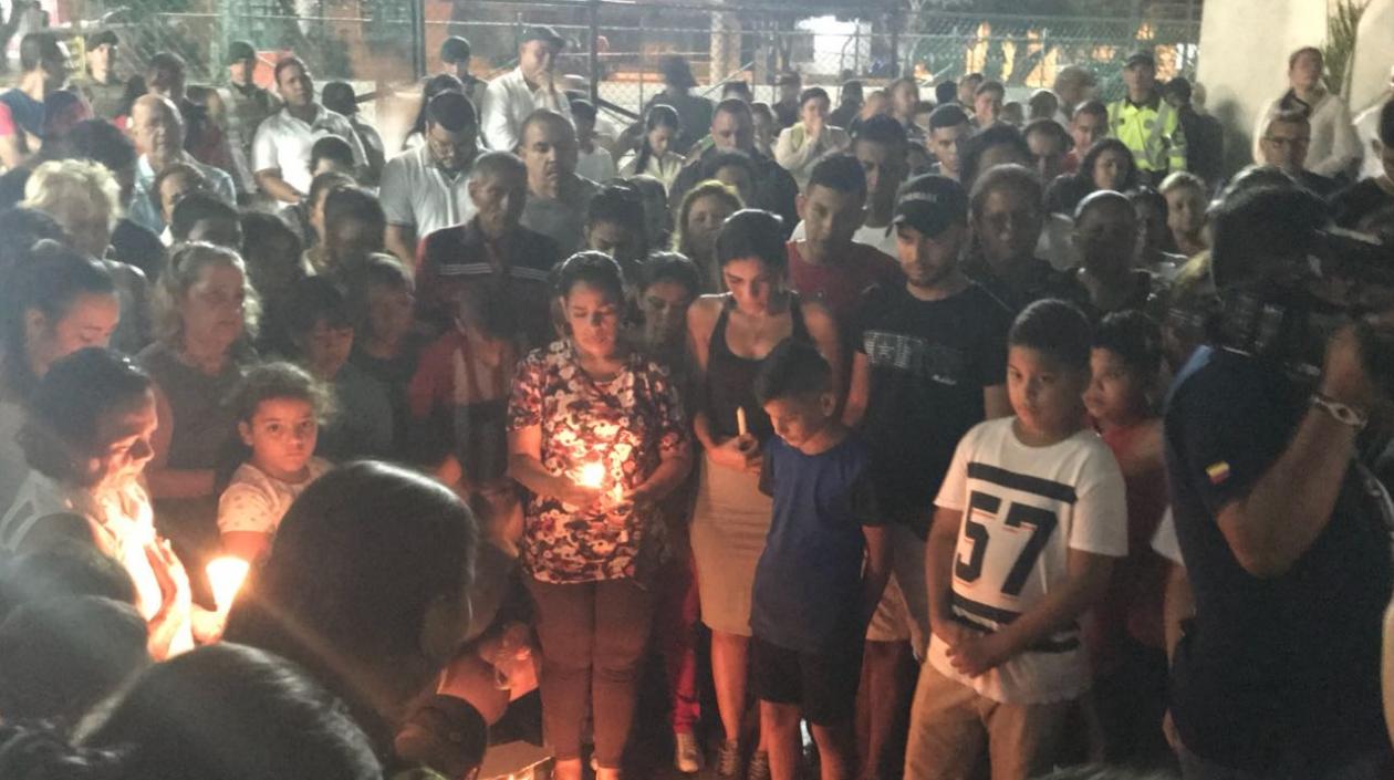 Vecinos se solidarizan con los policías fallecidos y heridos en el atentado a la Estación de Policía del Barrio San José.