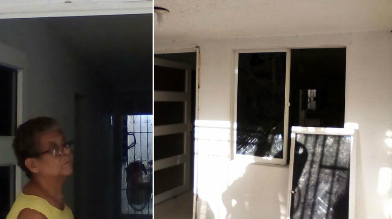 Una de las afectadas muestra los daños en su vivienda.