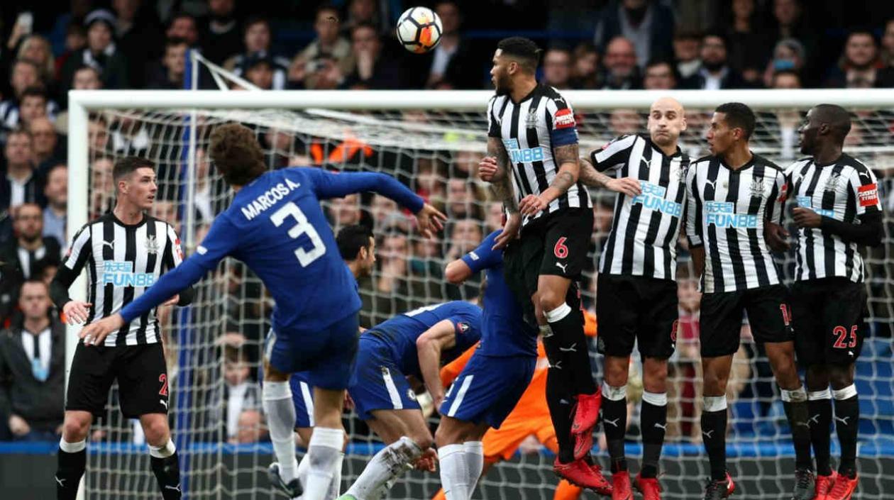 Marcos Alonso marcó con este tiro libre al Newcastle United.
