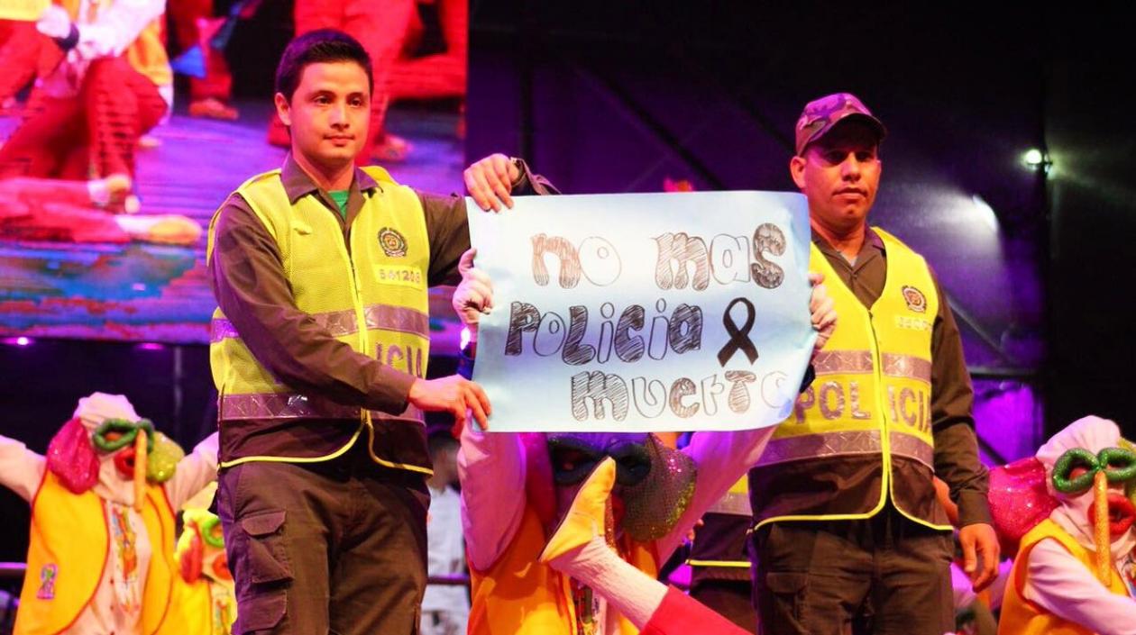 Policías le hicieron un homenaje a sus compañeros en la Noche de Comparsas.