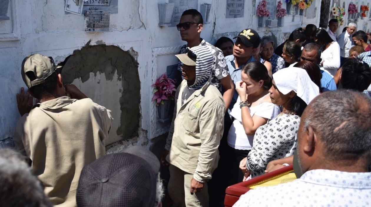 Doloroso momento en el que sepultan a Yosimar.