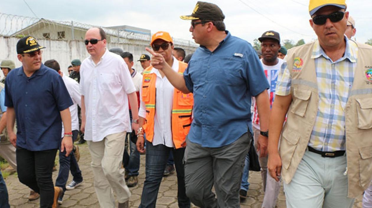 Autoridades recorrieron las zonas afectadas por el atentado terrorista suscitado en el cantón San Lorenzo la madrugada del pasado sábado.