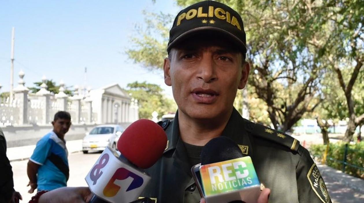 General Mariano, entregando declaraciones en el Cementerio Universal.