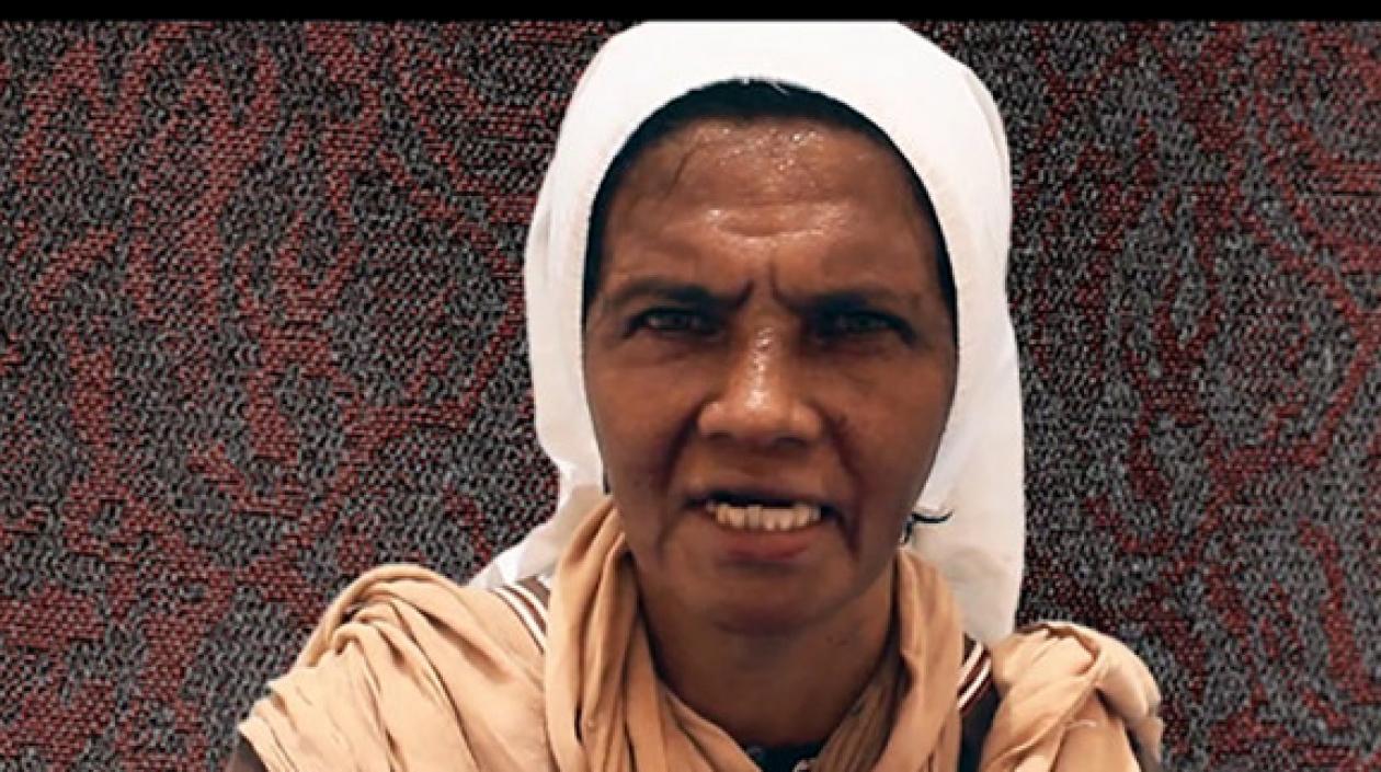 Esta es la última imagen difundida por los secuestradores de la monja colombiana Gloria Cecilia Narváez.