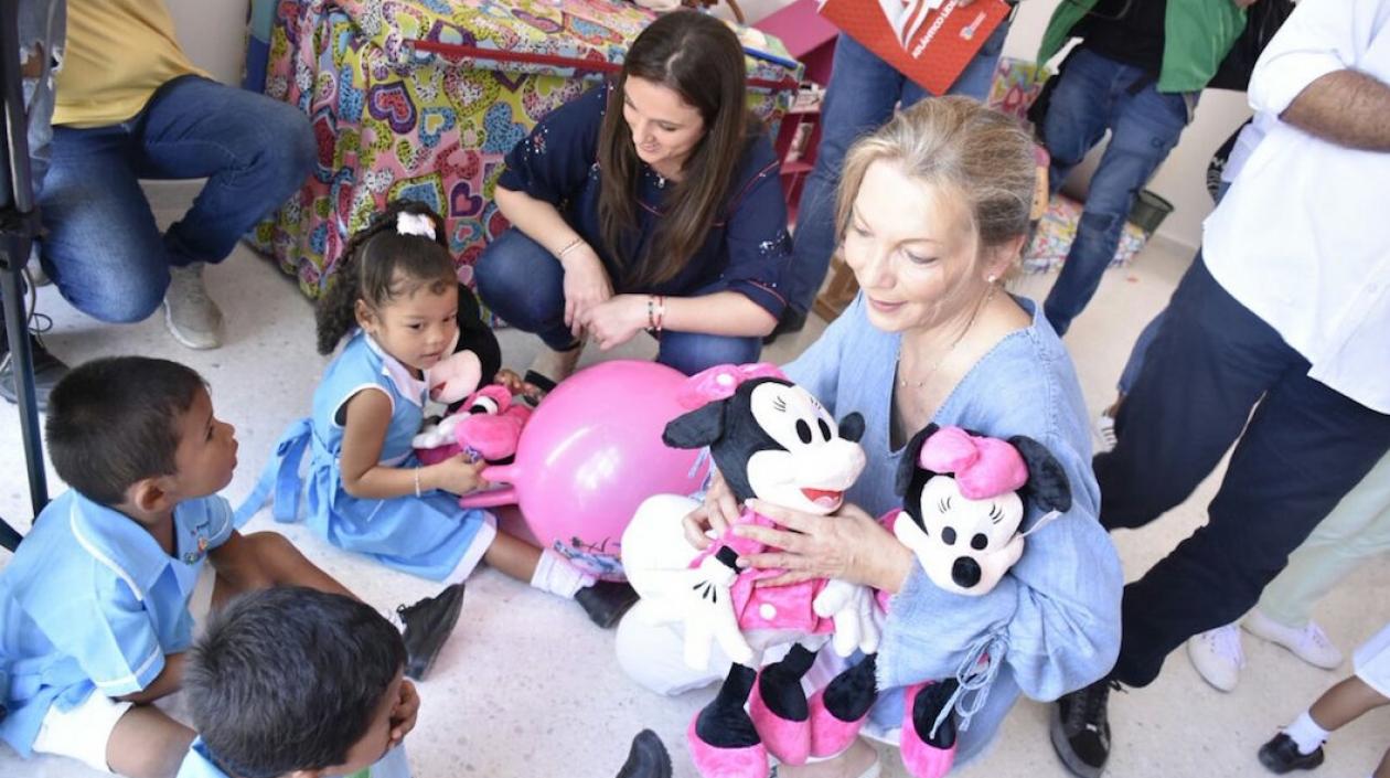 La primera dama María Clemencia de Santos y la Directora del ICBF Karen Abudinen, compartiendo con los niños.