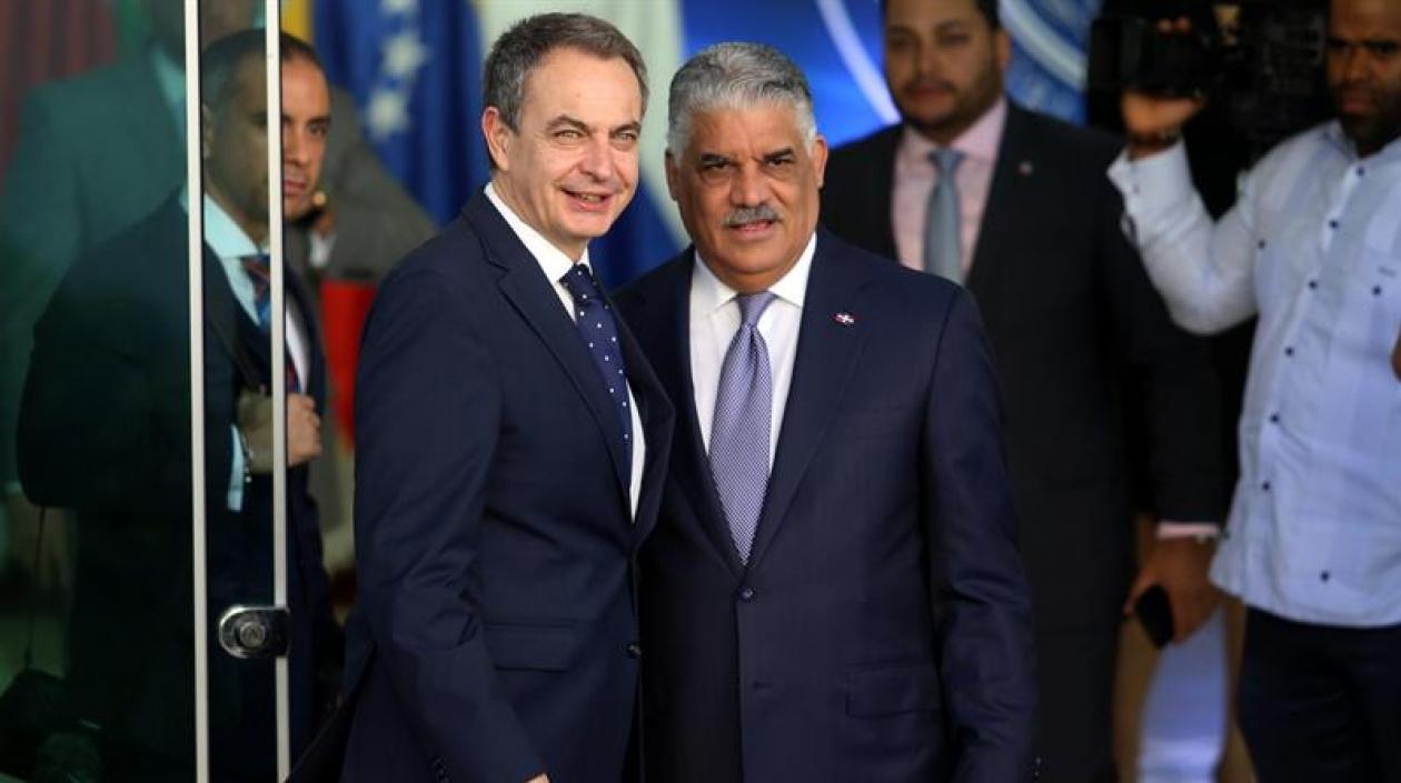 El canciller dominicano, Miguel Vargas (d), recibe al ex presidente español José Luis Rodríguez Zapatero (i) hoy, previo a una reunión entre representantes del gobierno y la oposición de Venezuela.