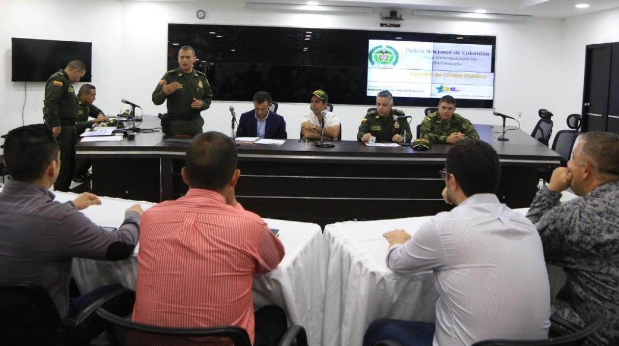 Alcalde Char reunido con la Policía y el Ejército.
