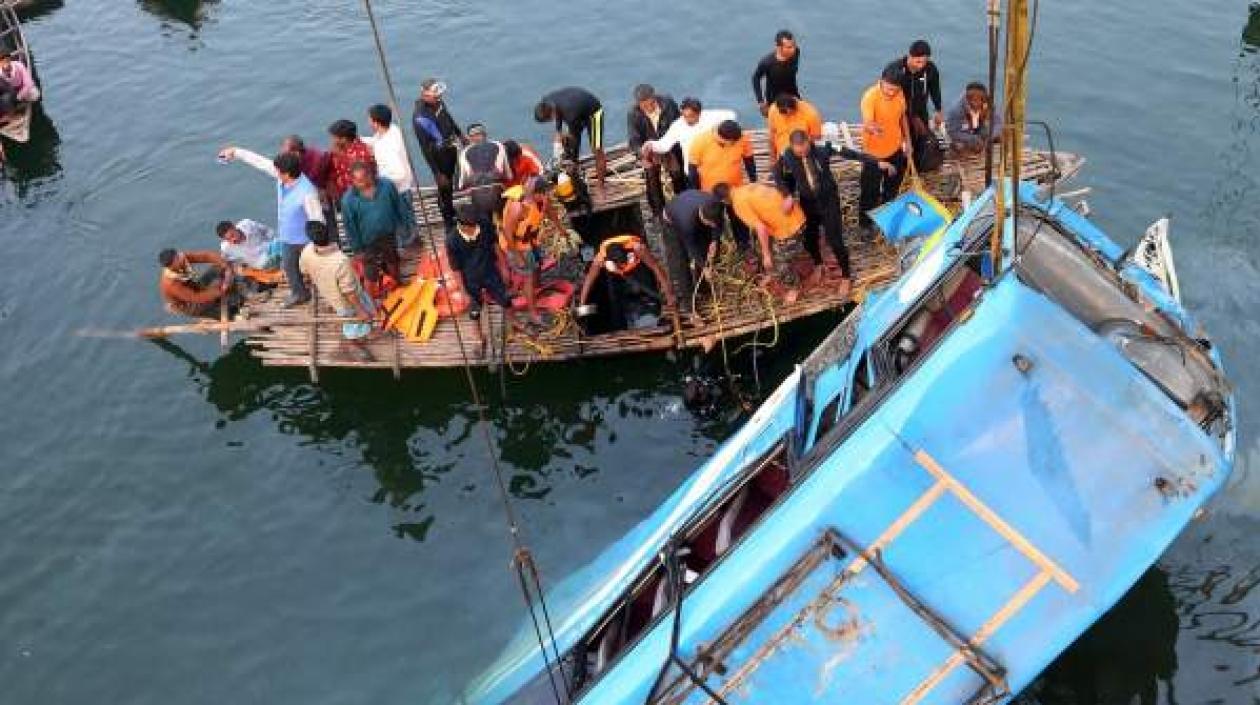 Un carro provocó que el bus cayera al río.