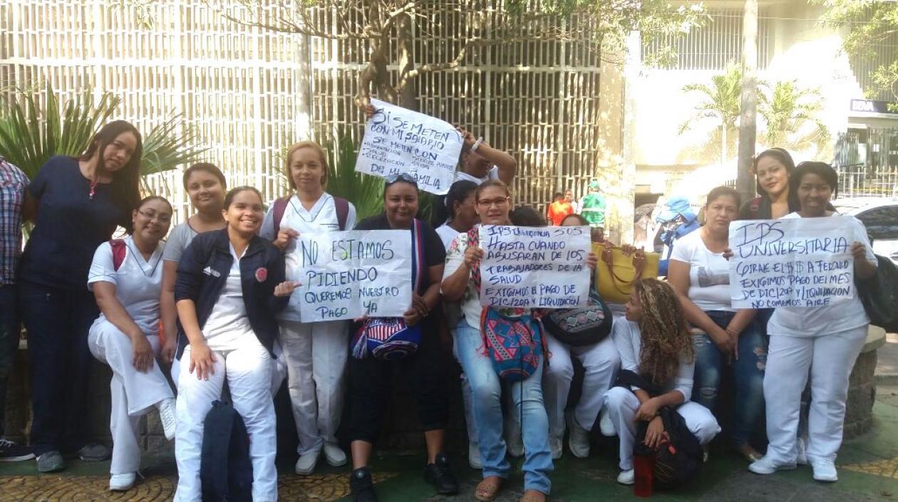 Trabajadores reclamando los pagos.