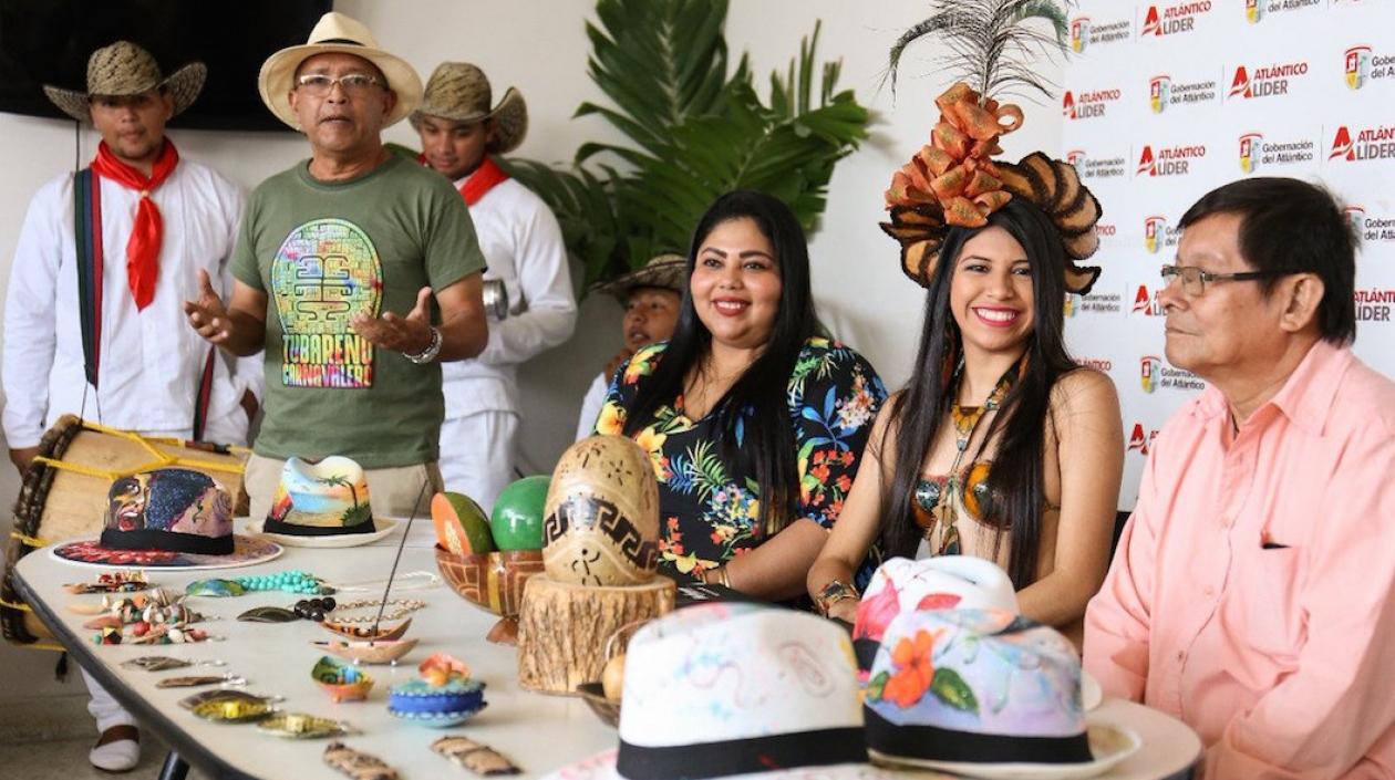 La reina Melayne Viloria Hurtado, con los organizadores del festival.
