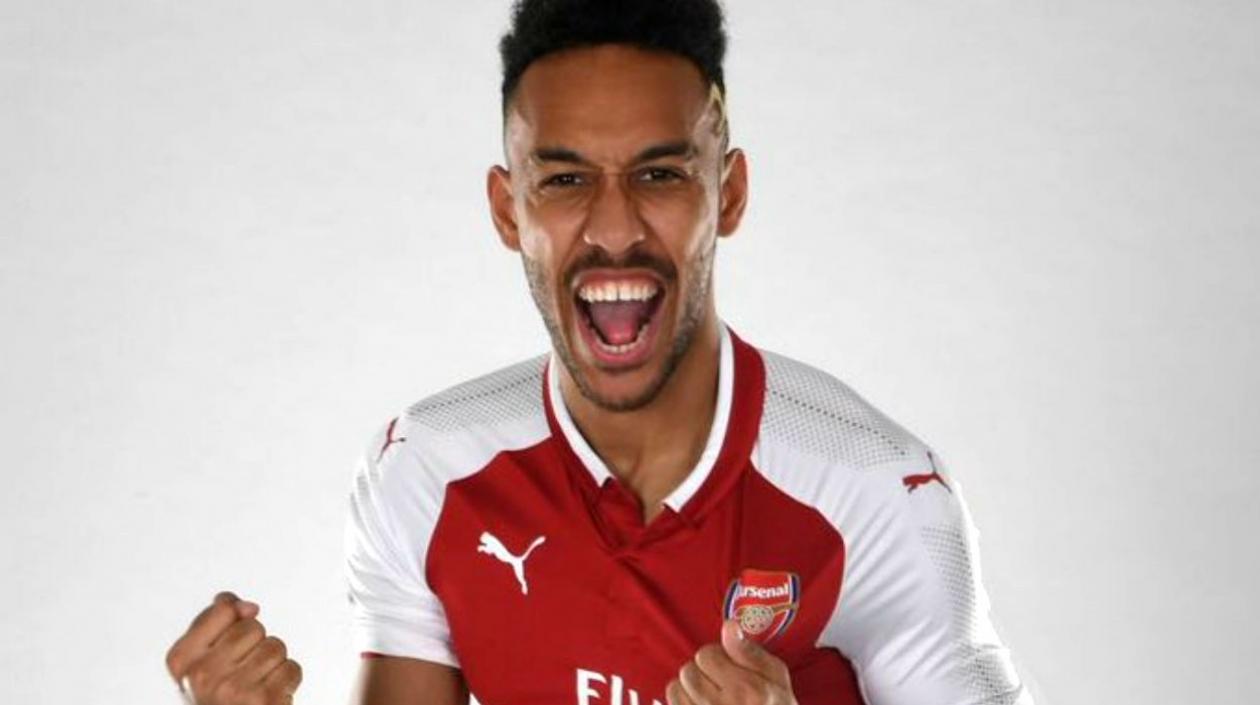 Pierre-Emerick Aubameyang ya se puso la camiseta del Arsenal. 