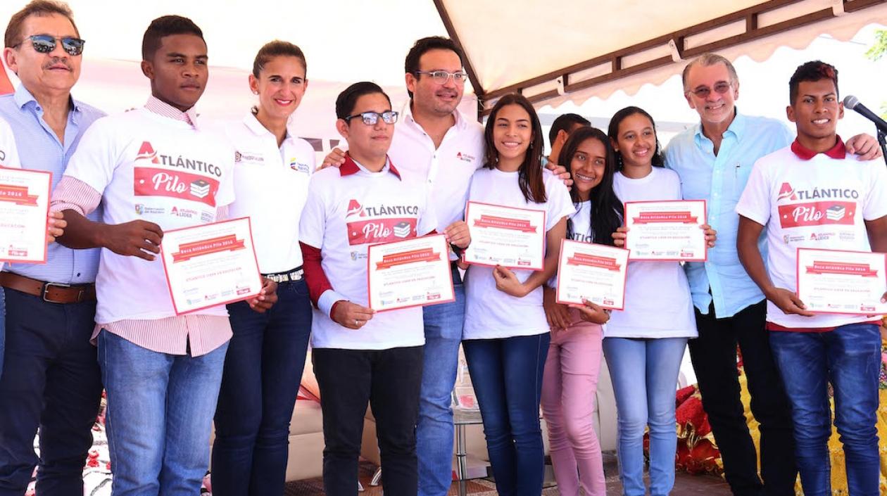 La Ministra Yaneth Giha, el Gobernador Eduardo Verano, el Secretario de Educación Dagoberto Barraza y el rector de Uniatlántico Carlos Prasca, entregando las becas.