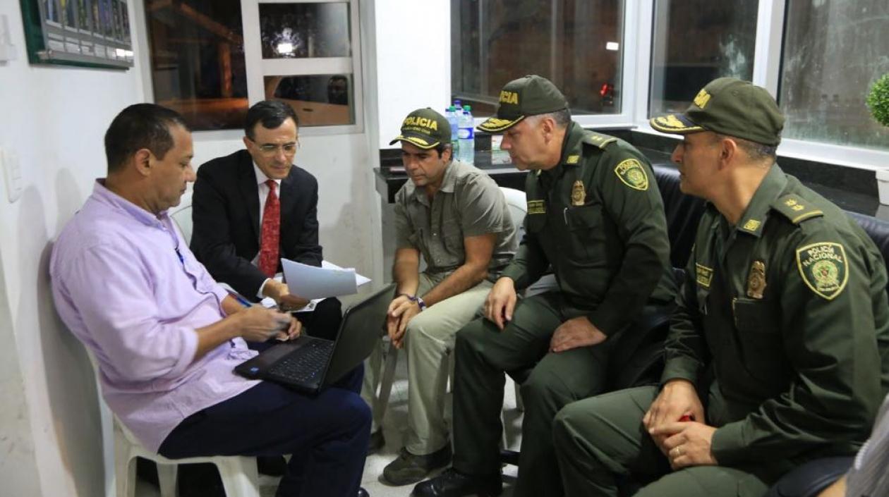 El coordinador de la URI de la Fiscalía, Rodrigo Restrepo; el general Vargas; el alcalde Char y los generales Londoño y Botero en la reunión nocturna en el CAI de Las Flores.