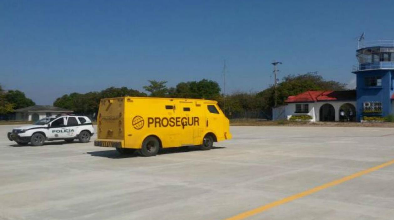 Un camión de valores esperaba el dinero.