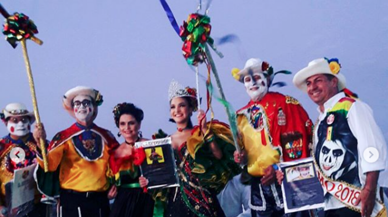 Izada de bandera del Garabato de Emiliano.