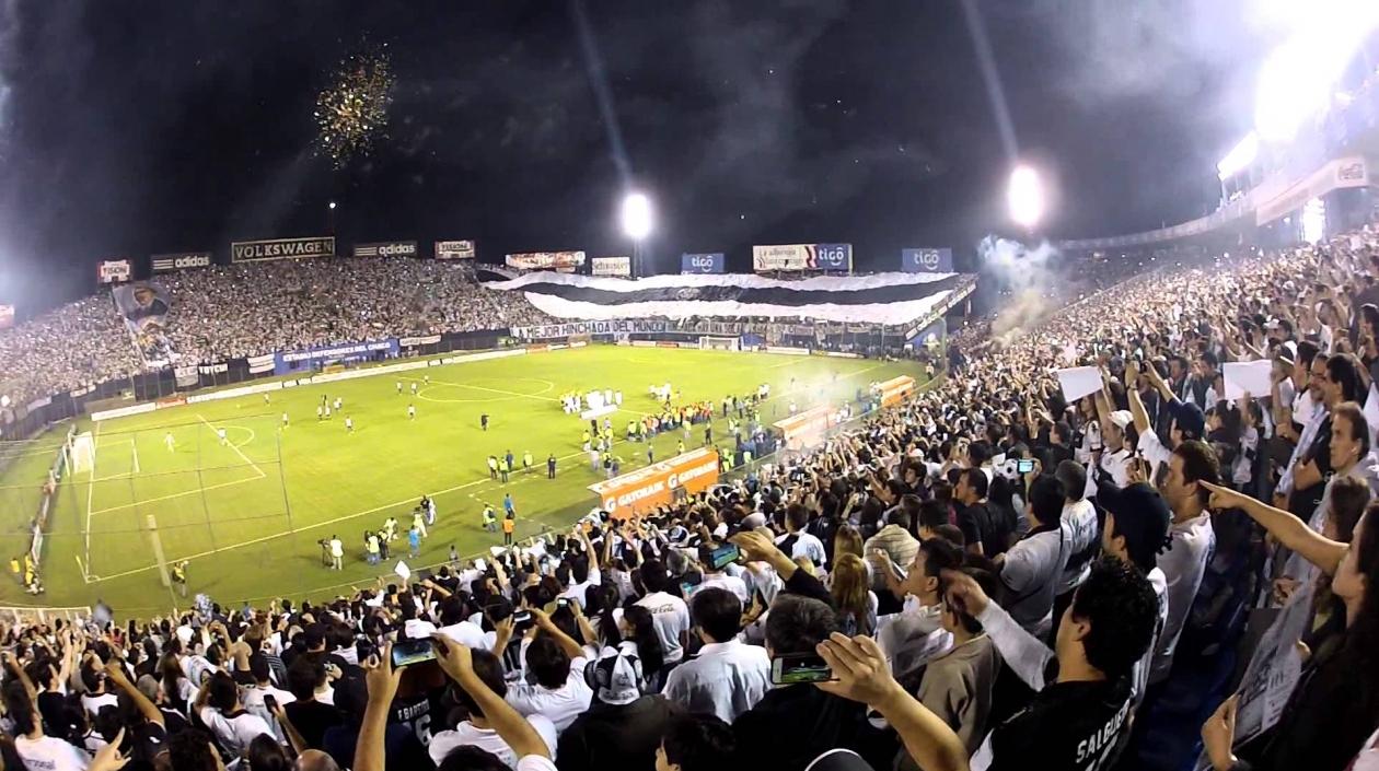 Hinchas de Olimpia de Paraguay. 