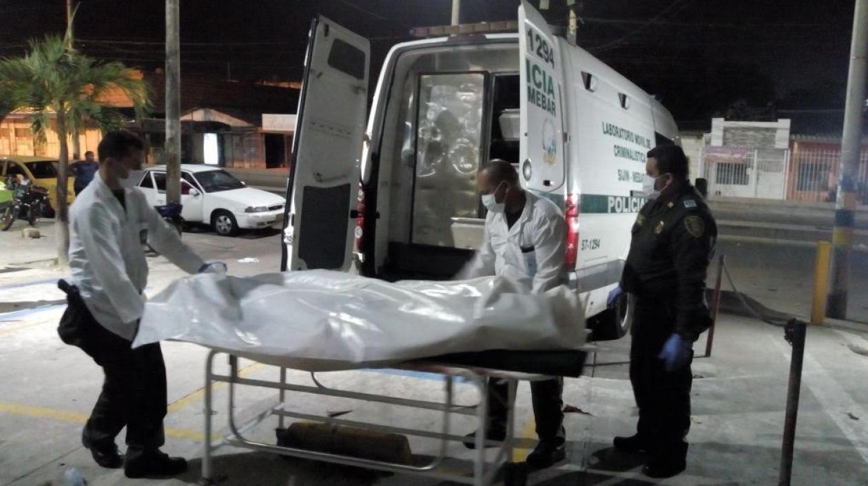 Instantes en que la Policía hace el levantamiento del cadáver de Rubén Darío Torres Ramírez.